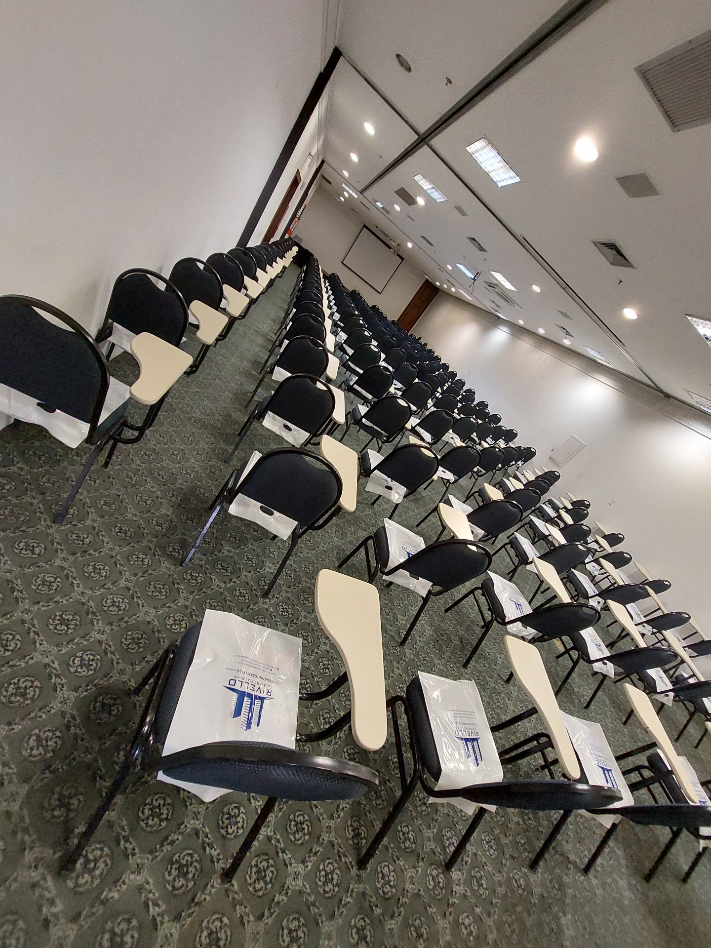 Auditório preparado para treinamento corporativo